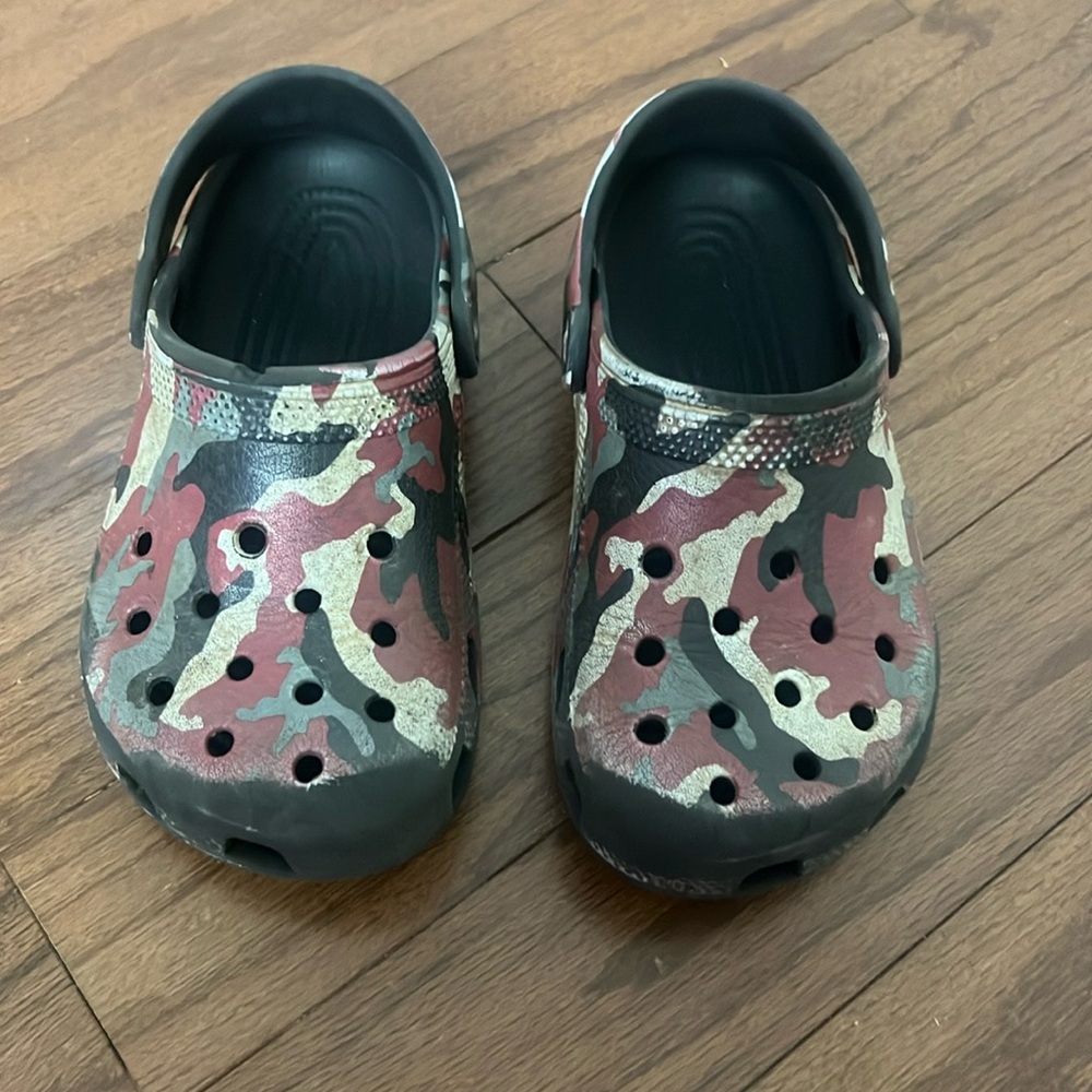 Black, red and white camo boys crocs size1